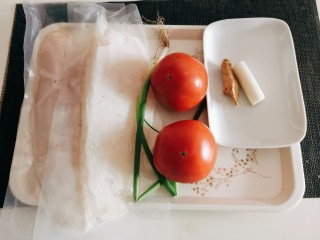 番茄炒鱼片,食材准备好。