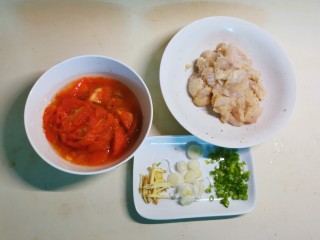 番茄炒鱼片,番茄去皮切块，姜切丝，葱切片，香葱切碎。