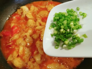 番茄炒鱼片,撒上香葱碎，快速翻炒均匀出锅。