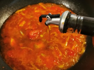 番茄炒鱼片,番茄软烂后，加入适量清水烧开，倒入酱油提味。