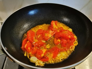 番茄炒鱼片,放入番茄翻炒。