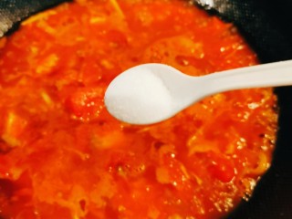 番茄炒鱼片,加入盐和白糖调理味道。
