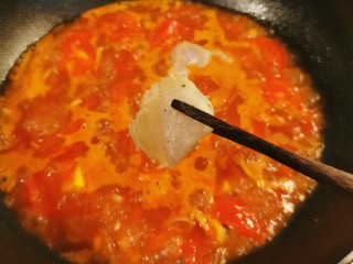 番茄炒鱼片,放入鱼肉片。