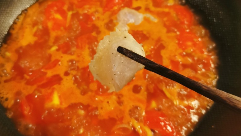 番茄炒鱼片,放入鱼肉片。