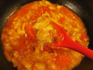 番茄炒鱼片,炒至鱼片嫩滑、熟透。