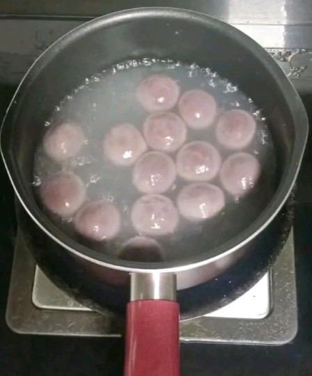 银耳酒酿汤圆,水开放入汤圆，煮至汤圆全部浮起