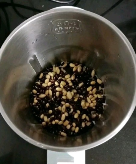 板栗双豆浆,将浸泡好的双豆倒入豆浆机