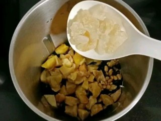 板栗双豆浆,倒入黄冰糖