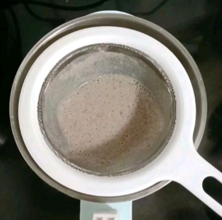 板栗双豆浆,搅打好的豆浆用过滤网过滤一遍