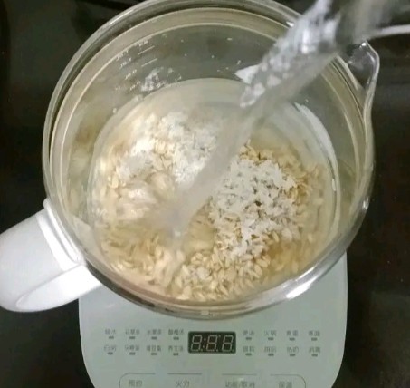 奶香水果燕麦粥 (宝宝辅食）,加入适量清水