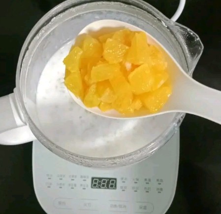 奶香水果燕麦粥 (宝宝辅食）,放入橙子丁