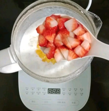 奶香水果燕麦粥 (宝宝辅食）,放入草莓丁，搅拌均匀即可