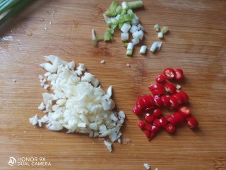 凉拌麻辣鸡丝,大蒜拍碎切成蒜末，小米椒切碎，葱白切碎