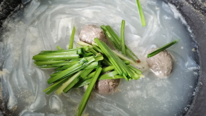 骨汤河粉,在出锅前放入韭菜