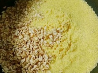 山药小米粥,将燕麦和小米倒入锅中