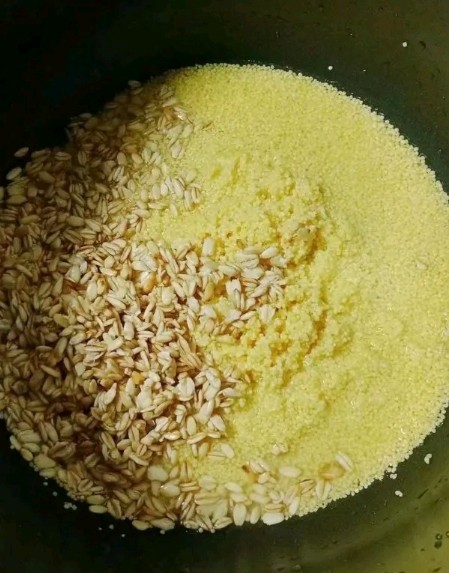 山药小米粥,将燕麦和小米倒入锅中
