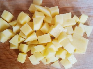 米饭杀手肉沫土豆,切成一厘米左右厚的小方块。
