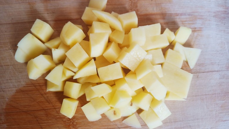 米饭杀手肉沫土豆,切成一厘米左右厚的小方块。