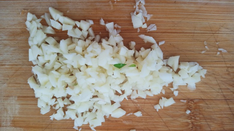 米饭杀手肉沫土豆,五瓣大蒜切碎备用。