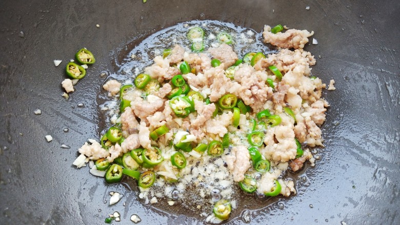 米饭杀手肉沫土豆,加入蒜末和辣椒炒出香气。