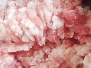 米饭杀手肉沫土豆,一百五十克的猪肉剁成馅备用。
