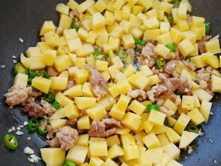 米饭杀手肉沫土豆,加入土豆块翻炒2分钟左右。