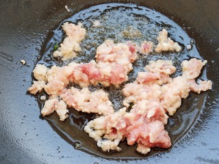 米饭杀手肉沫土豆,锅中烧油，加入肉馅炒至变色。