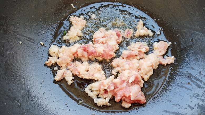 米饭杀手肉沫土豆,锅中烧油，加入肉馅炒至变色。