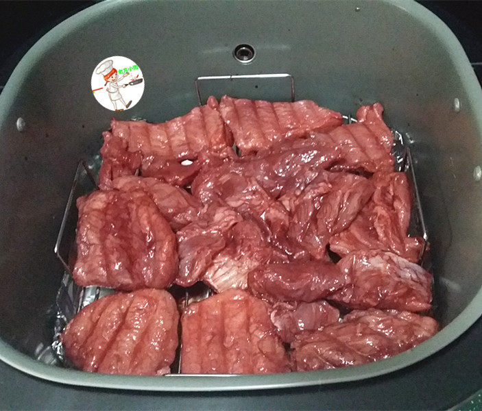 烤里脊肉,10分钟后打开上盖：先刷层叉烧汁，翻面、再刷层叉烧汁