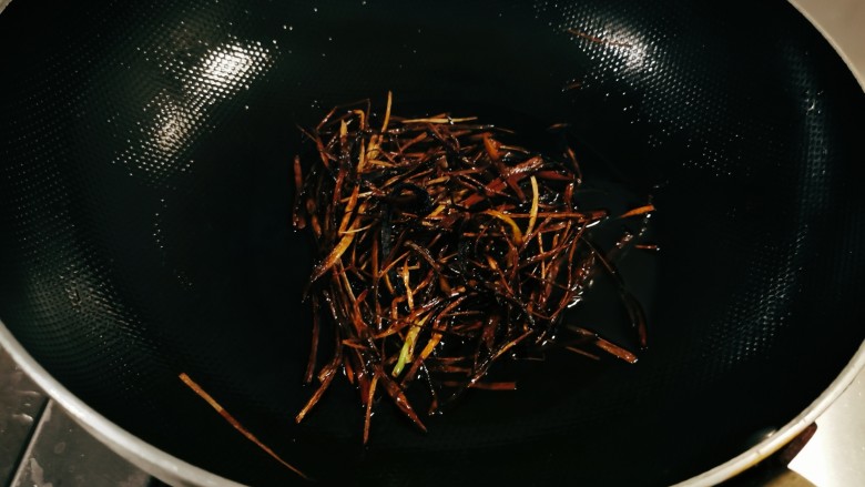家常拌面,炒至焦糊色，将葱捞出，锅中留下适量葱油，其余葱油可以炒制其它菜肴。
