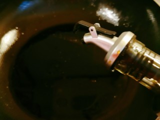 家常拌面,锅中留下的葱油继续加热，倒入酱油。