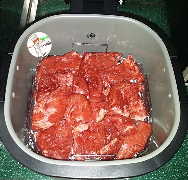 烤里脊肉,腌好的肉均匀铺在空气炸锅网架上