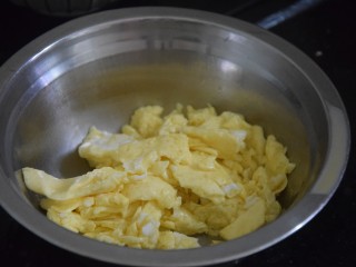 番茄鸡蛋面,将蛋块装盘备用