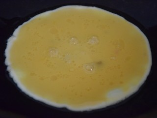 番茄鸡蛋面,热锅凉油，倒入蛋液，待其凝固用锅铲切成小块