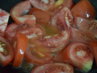 番茄鸡蛋面,起锅热油，倒入西红柿炒至软烂