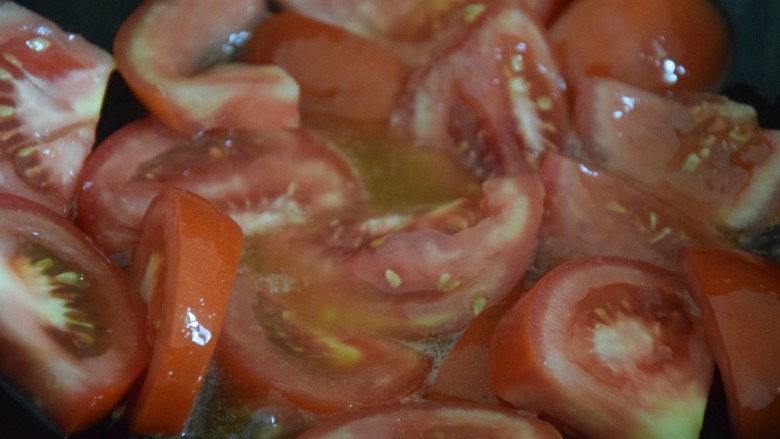 番茄鸡蛋面,起锅热油，倒入西红柿炒至软烂