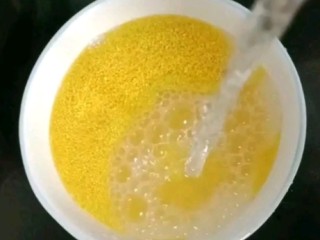 小米玉米汁,小米清洗干净
