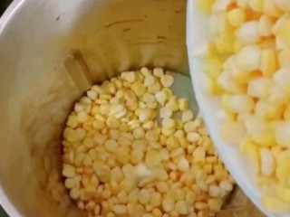 小米玉米汁,把玉米粒倒入豆浆机内