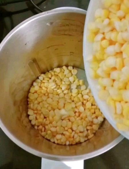 小米玉米汁,把玉米粒倒入豆浆机内