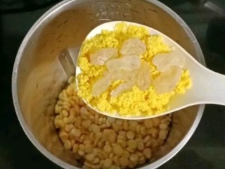 小米玉米汁,放入小米和黄冰糖