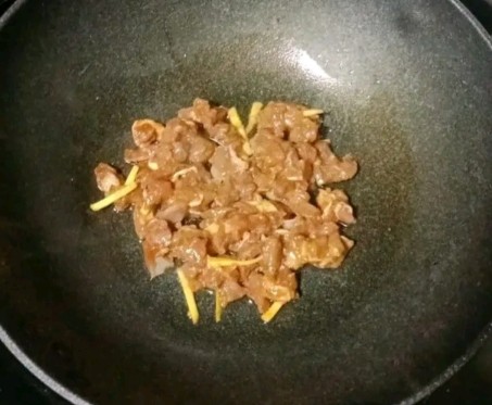 牛肉粒炒豌豆,锅中热油，倒入牛肉