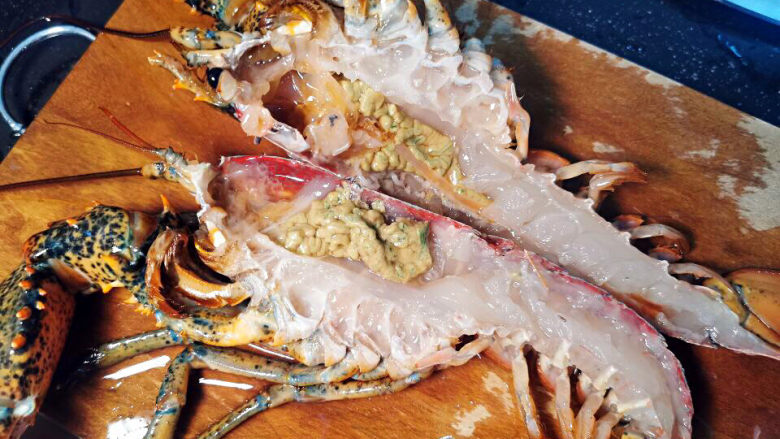 蒜蓉蒸龙虾,一剖为二，新鲜肉质亮相