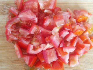 家常拌面,一个西红柿切成小丁。