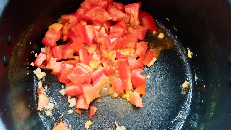 家常拌面,加入西红柿翻炒均匀。