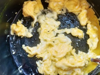 家常拌面,锅中烧油，加入蛋液快速滑熟后盛出。