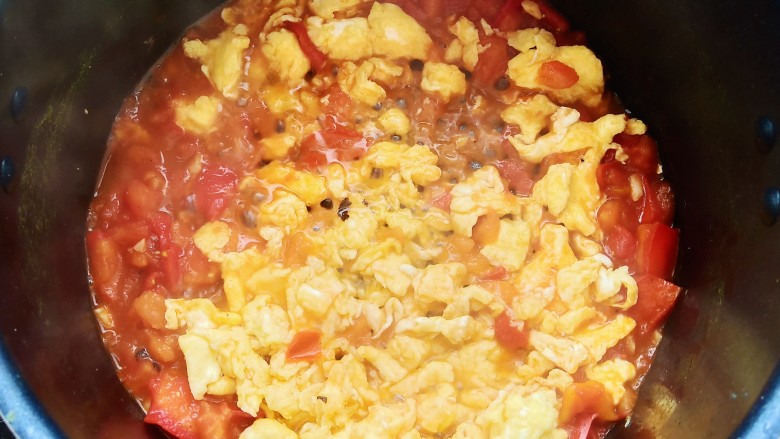 家常拌面,加入鸡蛋翻炒均匀。