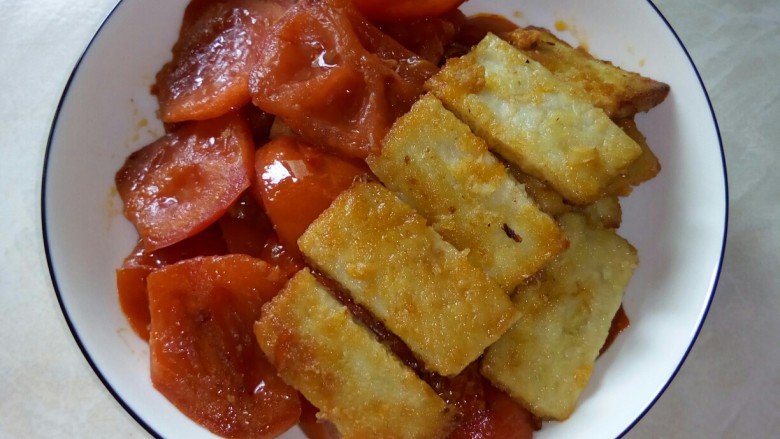 番茄炒鱼片,盛入盘中。