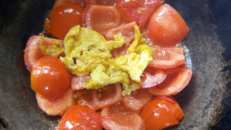 番茄炒鱼片,放入鸡蛋翻炒。
