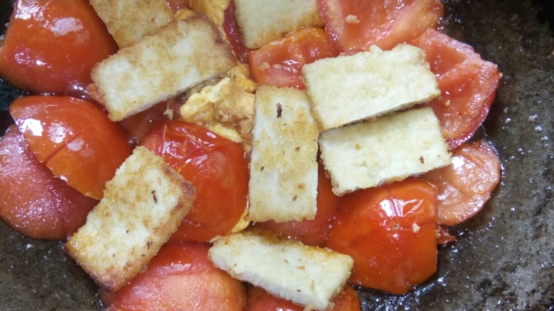 番茄炒鱼片,加盐，翻炒均匀后起锅。