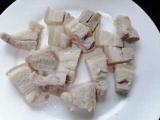 五花肉炖白菜,将五花肉洗干净并切成小块
